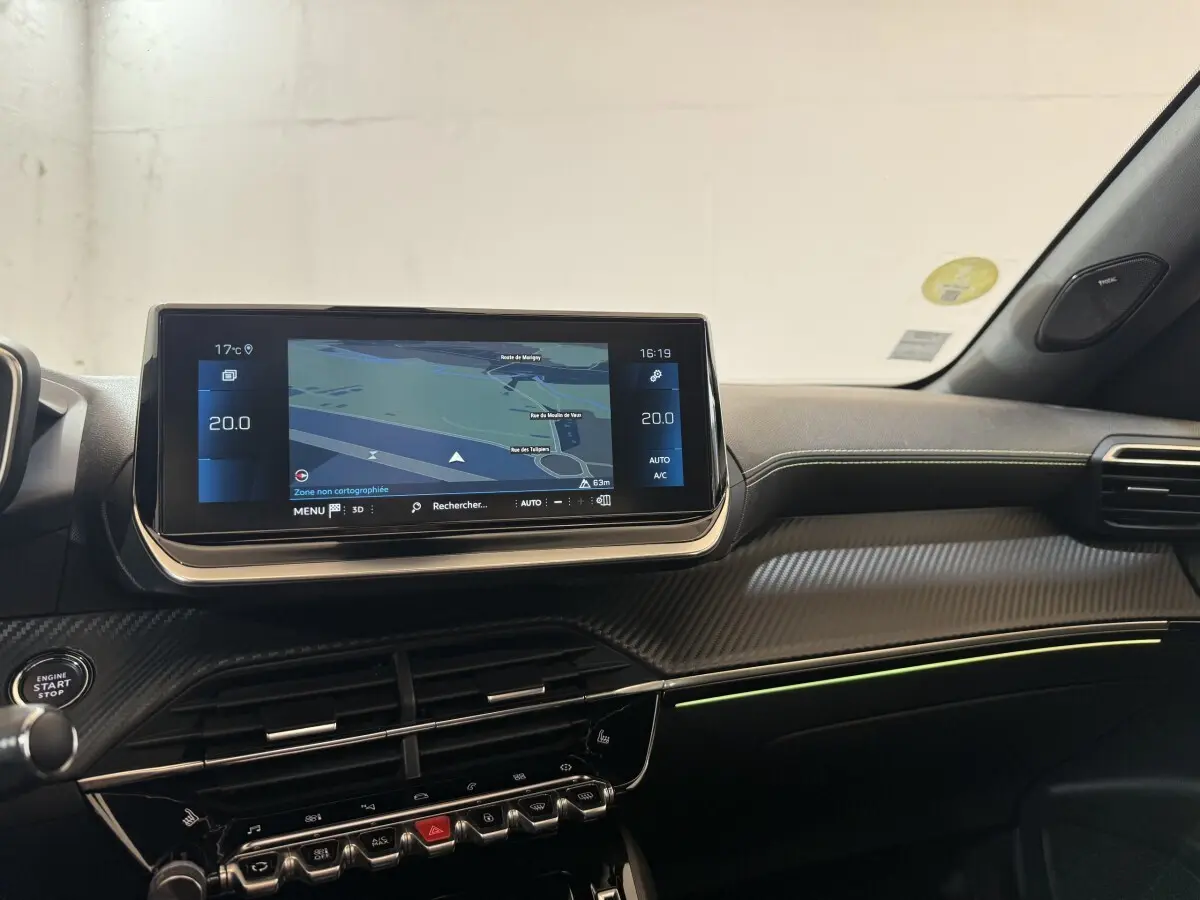 Vue intérieure du tableau de bord du Peugeot 2008 GT Pack 2021 avec écran tactile 10 pouces et éclairage d'ambiance vert.