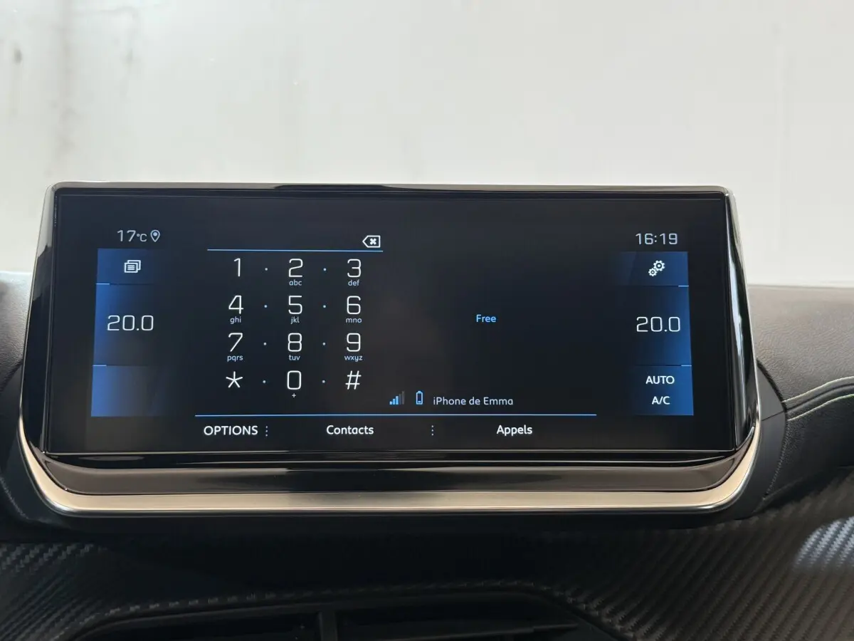 Écran tactile central de la Peugeot 2008 GT Pack 2021 affichant le clavier téléphonique et la température à 20°C.