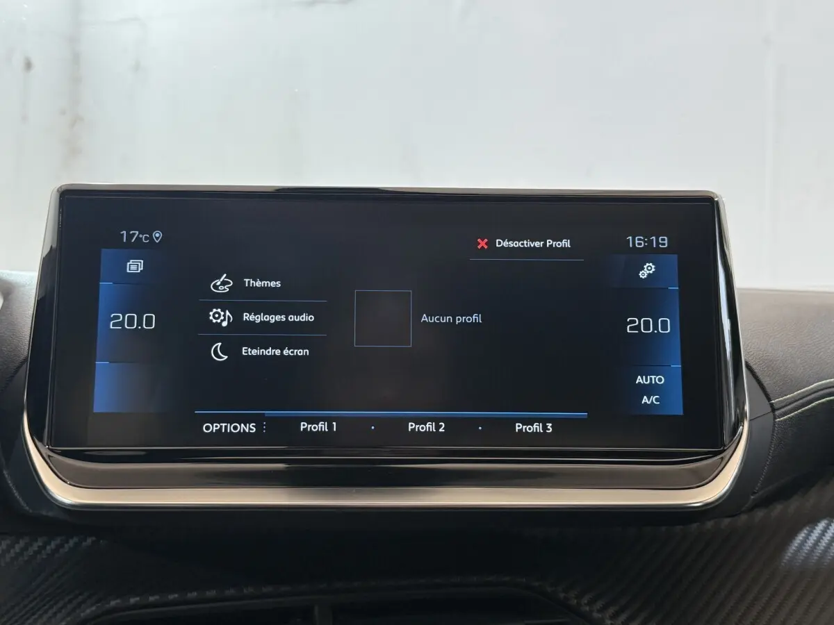 Écran tactile central du tableau de bord du Peugeot 2008 bleu, affichant les réglages audio et climatisation.