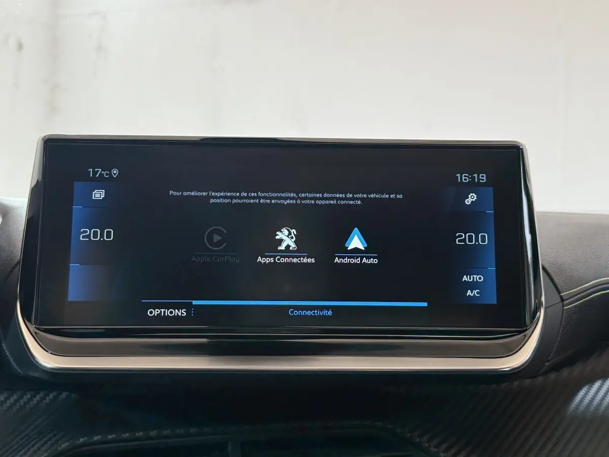Écran tactile central du Peugeot 2008 GT Pack 2021 affichant Apple CarPlay et Android Auto, ambiance intérieure noire.