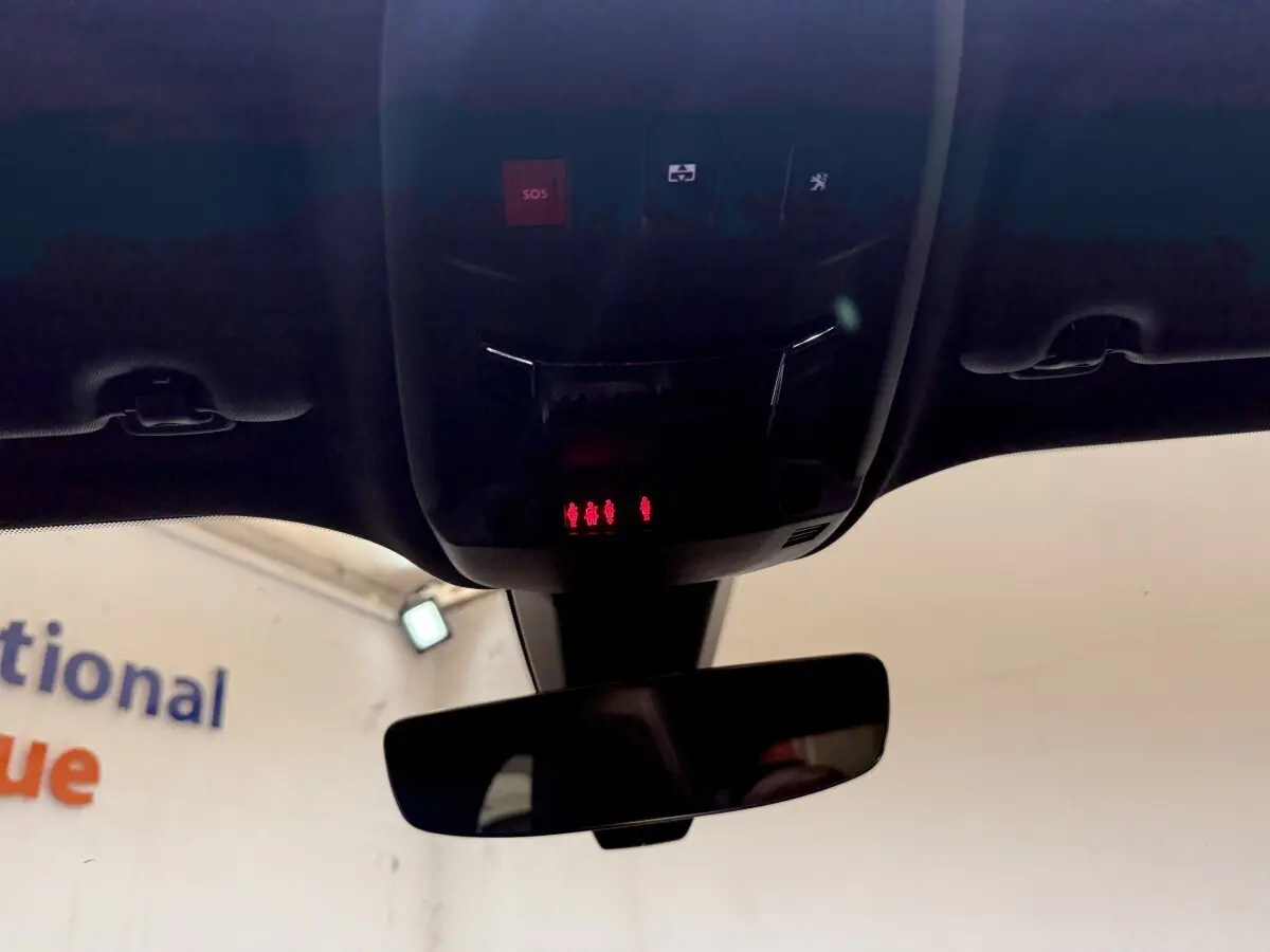 Vue intérieure centrée sur le plafonnier et le rétroviseur intérieur d'un Peugeot 2008 GT Pack 2021.