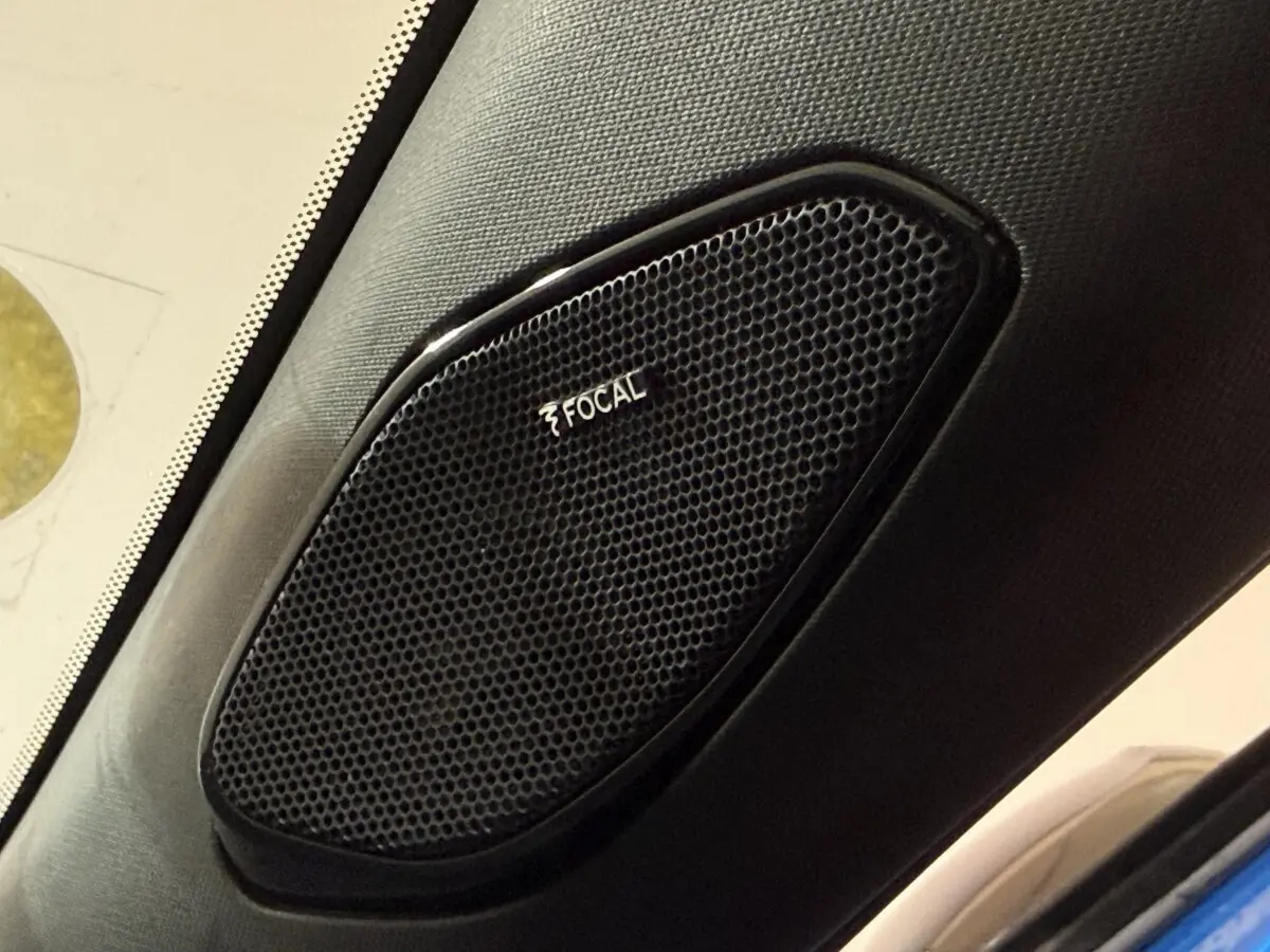 Gros plan sur l'enceinte Focal intégrée à l'intérieur côté gauche d'un Peugeot 2008 bleu 2021.
