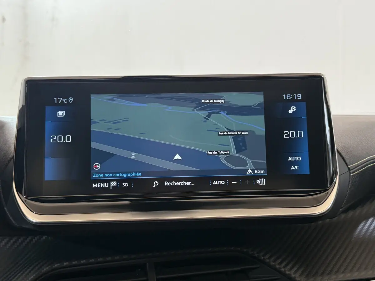 Écran tactile 10 pouces du système de navigation du Peugeot 2008 GT Pack bleu, affichant une carte 3D.