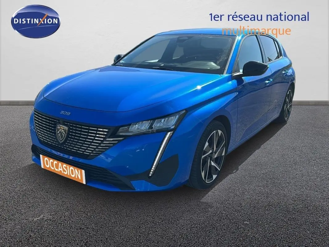 Peugeot 308 bleu clair vue 3/4 avant droit, avec calandre distinctive et jantes alliage 17 pouces.