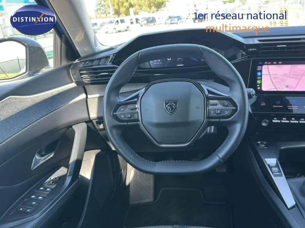 Intérieur Peugeot 308 2021 vue du poste de conduite, volant compact, écran tactile et commandes au volant visibles.
