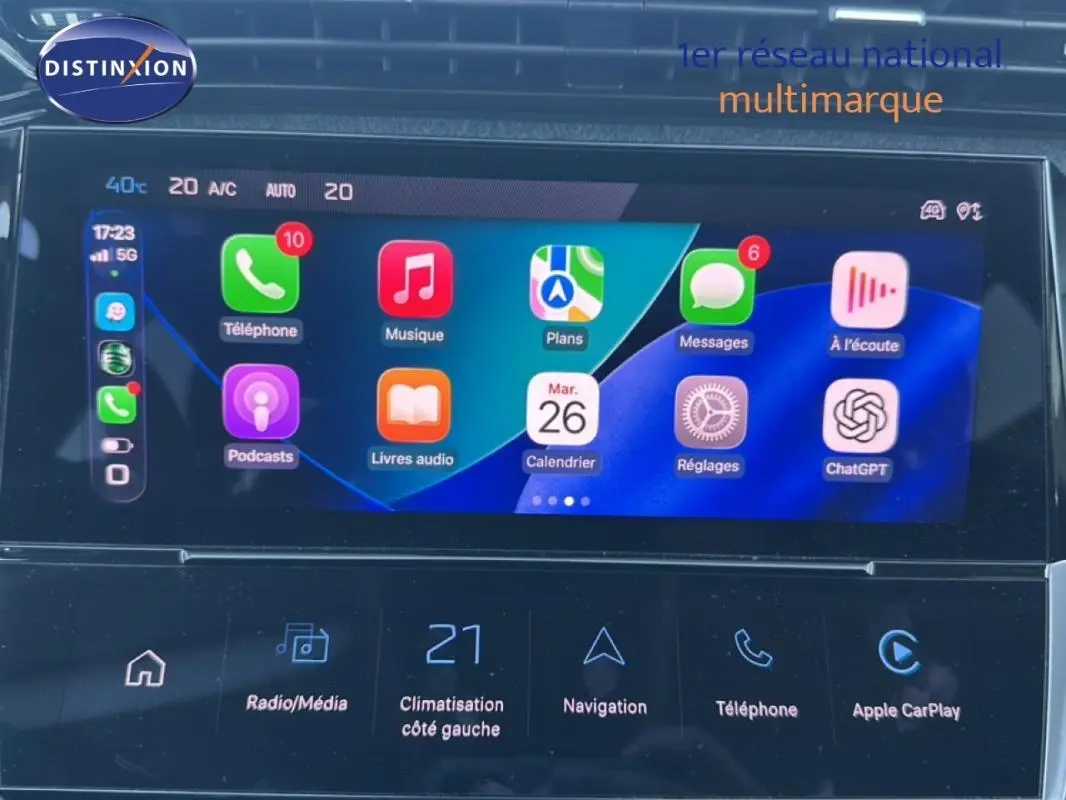 Écran tactile multimédia de la Peugeot 308 Allure Pack 2021 affichant applications et climatisation côté gauche.