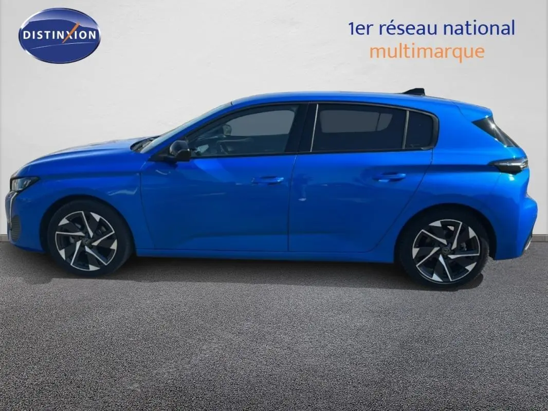 Profil latéral droit d'une Peugeot 308 bleu clair de 2021 avec jantes alliage 17 pouces et vitres teintées.