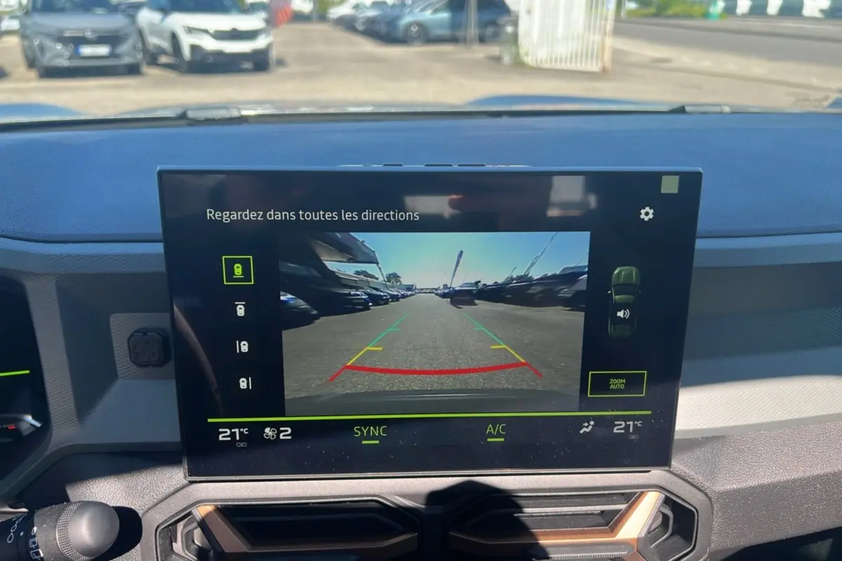 Écran tactile central du tableau de bord du Dacia Bigster Hybrid 155 Extreme Plus affichant la caméra de recul.