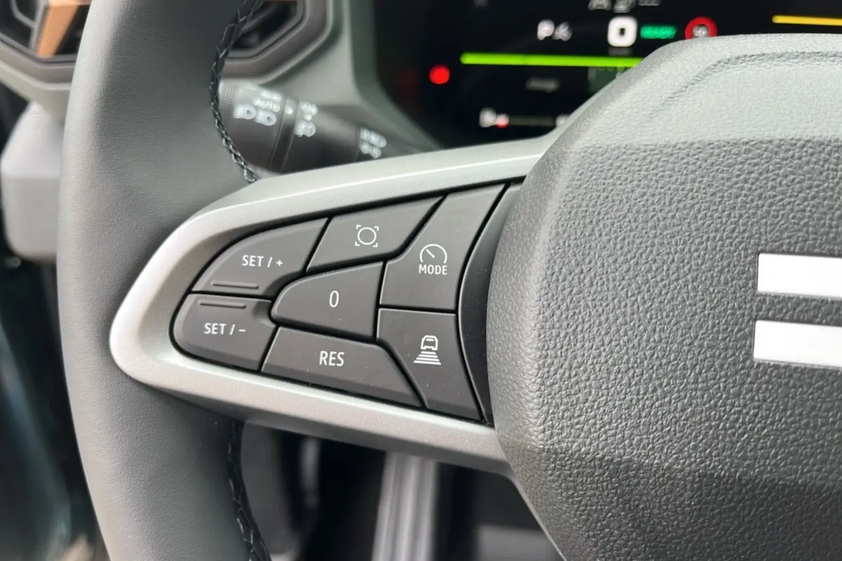 Gros plan sur les commandes de régulateur de vitesse au volant cuir du Dacia Bigster Hybrid 155 Extreme Plus 2025.