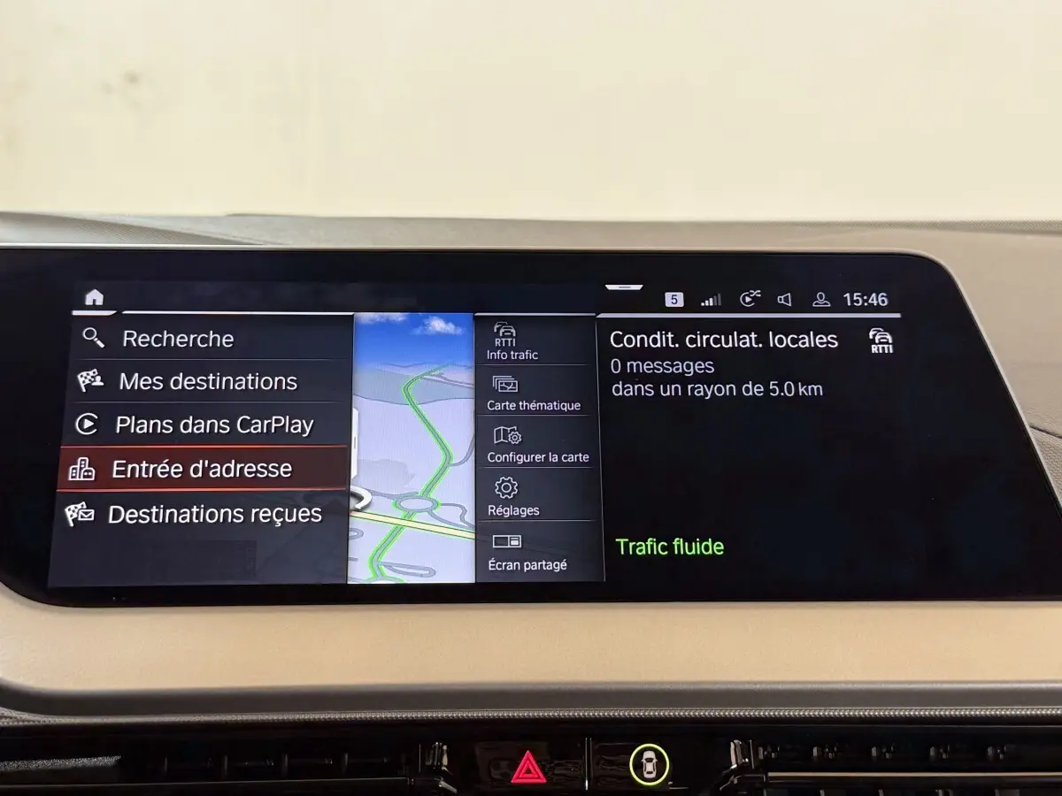 Écran tactile central de navigation de la BMW Série 1 116i Business Design affichant options et trafic fluide.