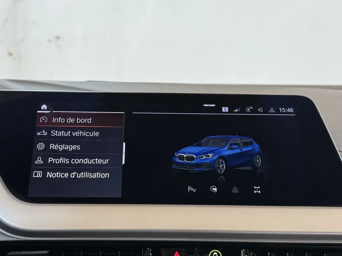 Écran tactile intérieur montrant une BMW Série 1 bleu en 3/4 avant avec menu de réglages à gauche.
