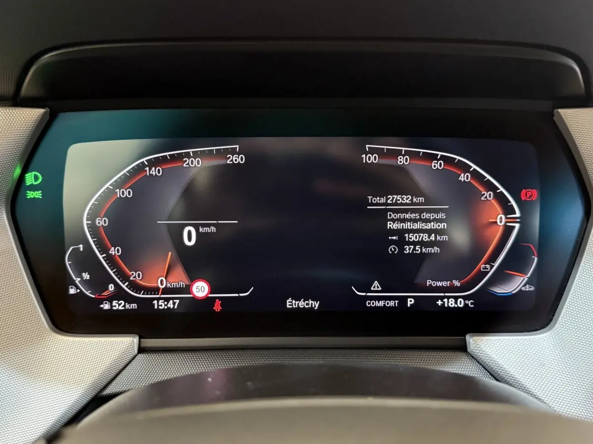 Affichage numérique du combiné d'instruments de la BMW Série 1 116i Business Design, vue frontale détaillée.