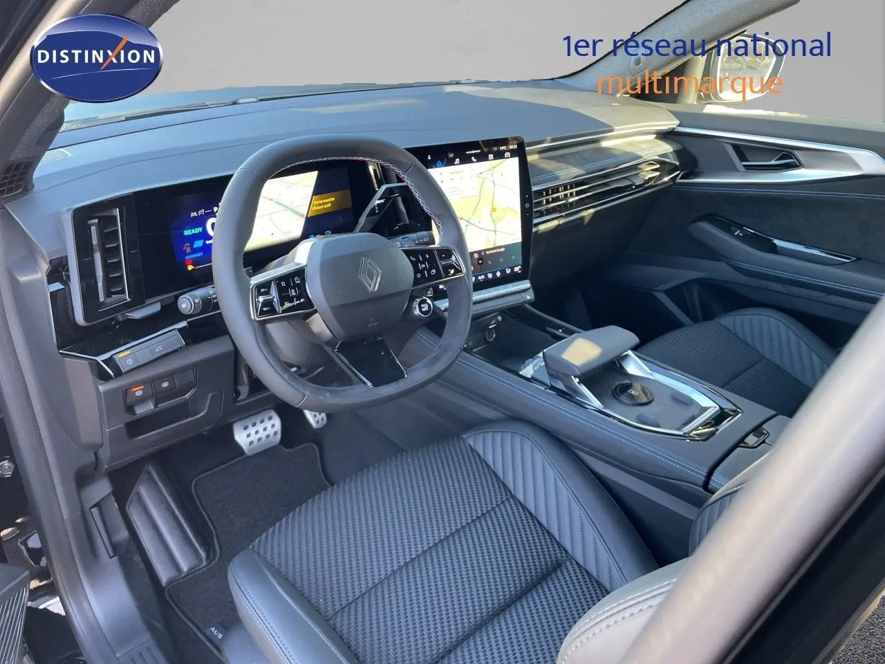 Vue intérieure côté conducteur du Renault Austral E-Tech hybride 2026, avec tableau de bord numérique et sellerie noire élégante.