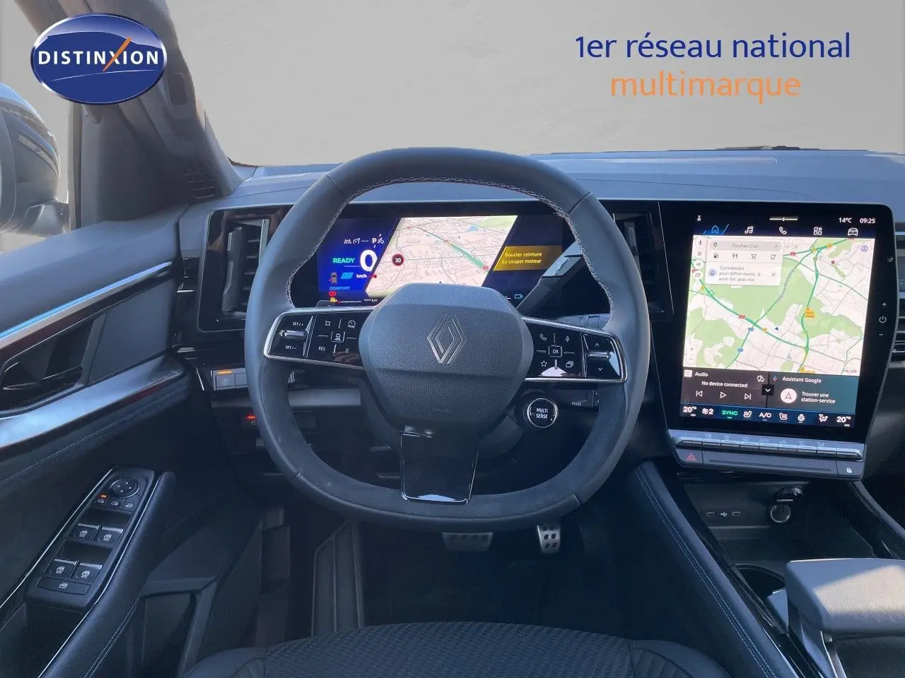 Vue intérieure centrée sur le volant noir et les deux écrans digitaux du tableau de bord du Renault Austral 2026.