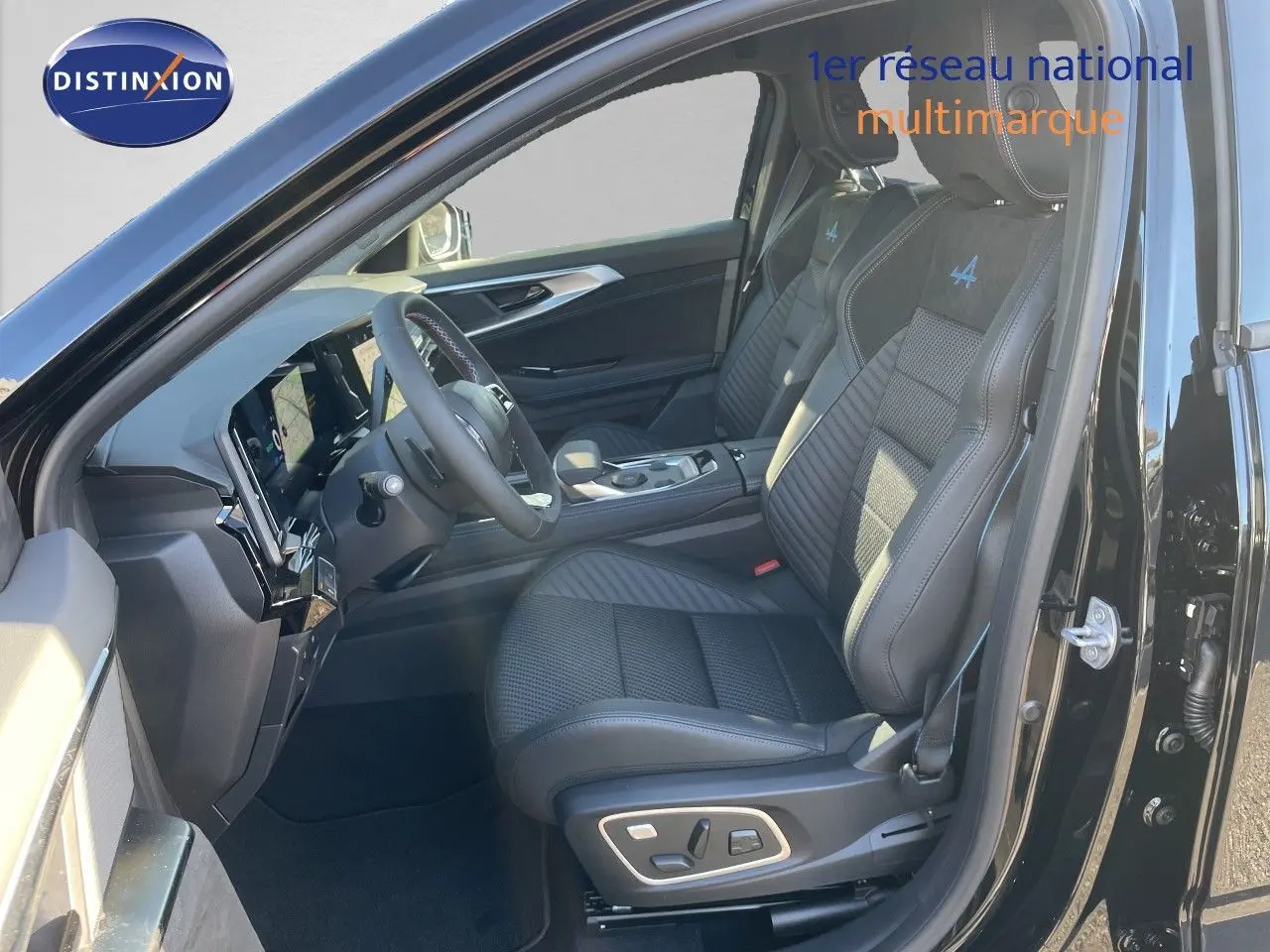 Intérieur noir étoile métal du Renault Austral E-Tech, vue côté conducteur avec sièges Alpine et tableau de bord moderne.