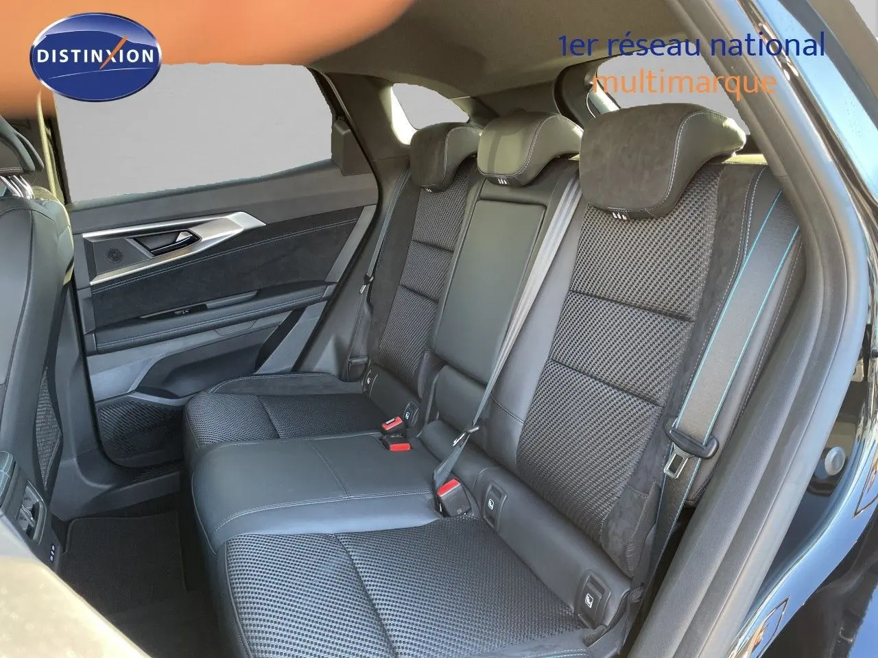 Vue intérieure des sièges arrière en cuir noir et alcantara du Renault Austral E-Tech Full Hybrid, porte arrière ouverte côté droit.