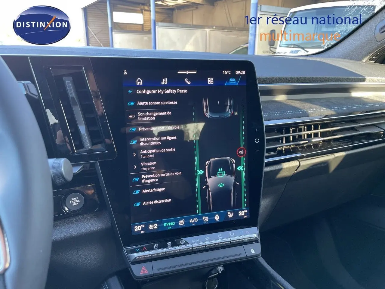 Vue intérieure du tableau de bord du Renault Austral E-Tech hybride 2026, écran tactile central affichant les aides à la conduite.
