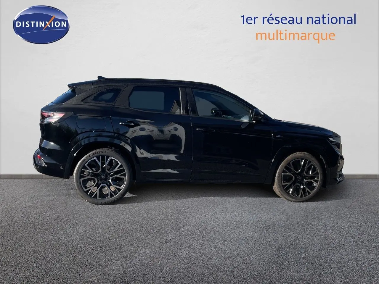 Profil côté gauche du Renault Austral E-Tech hybride noir étoile métal, mettant en valeur ses jantes alliage et sa silhouette SUV.