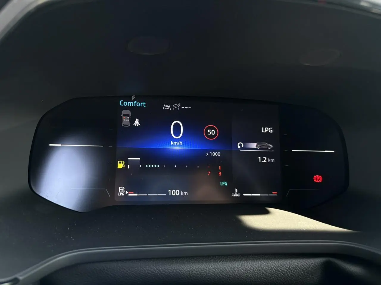 Tableau de bord numérique du Renault Captur Eco-G 100 Techno affichant la vitesse à 0 km/h et l'autonomie GPL.