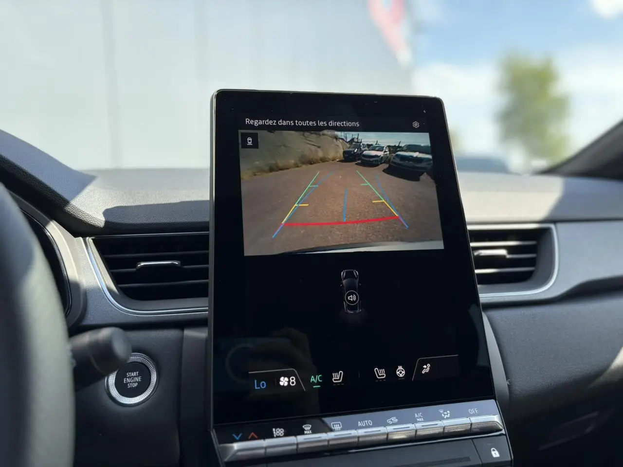 Écran central du Renault Captur 2025 affichant la caméra de recul dans un intérieur gris moderne.