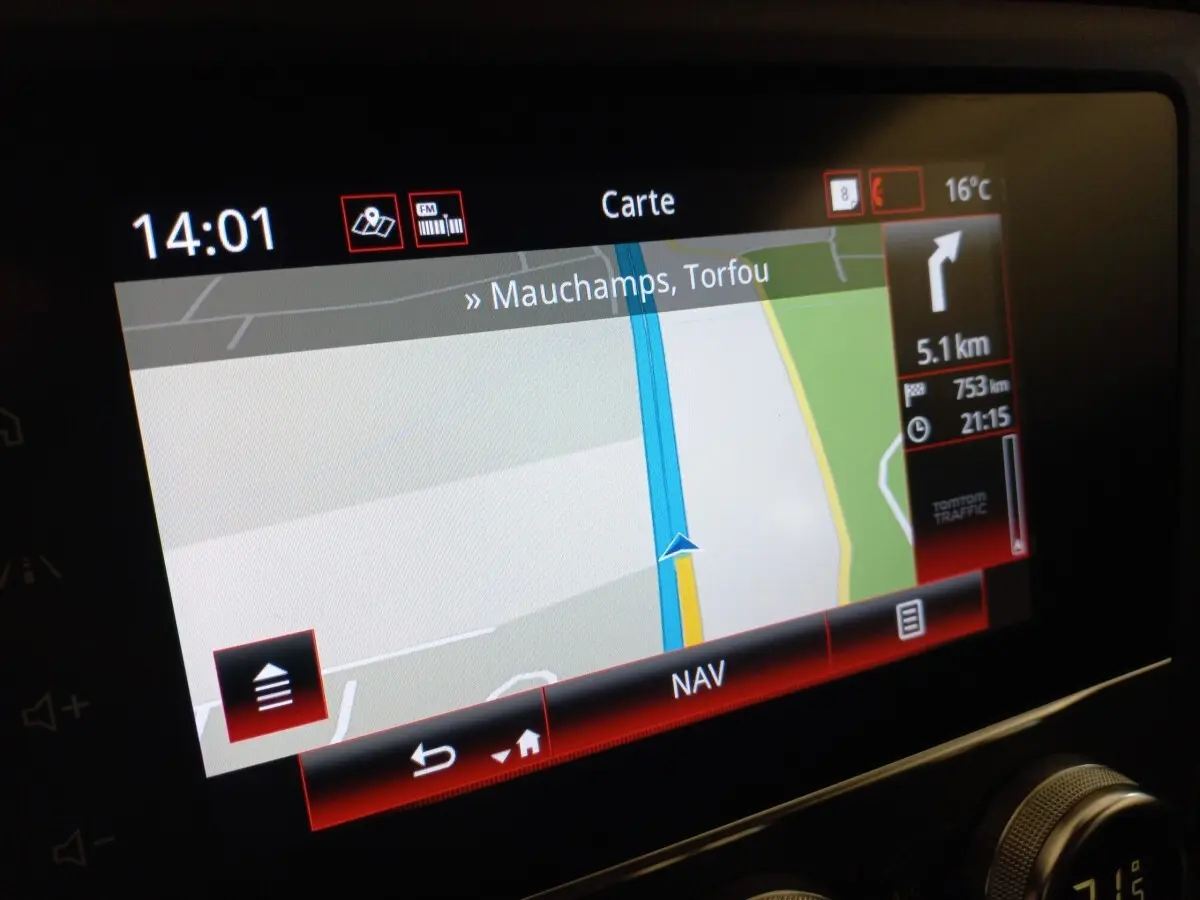 Écran tactile du système de navigation 7 pouces du Renault Kadjar Business gris foncé, affichant une carte routière.