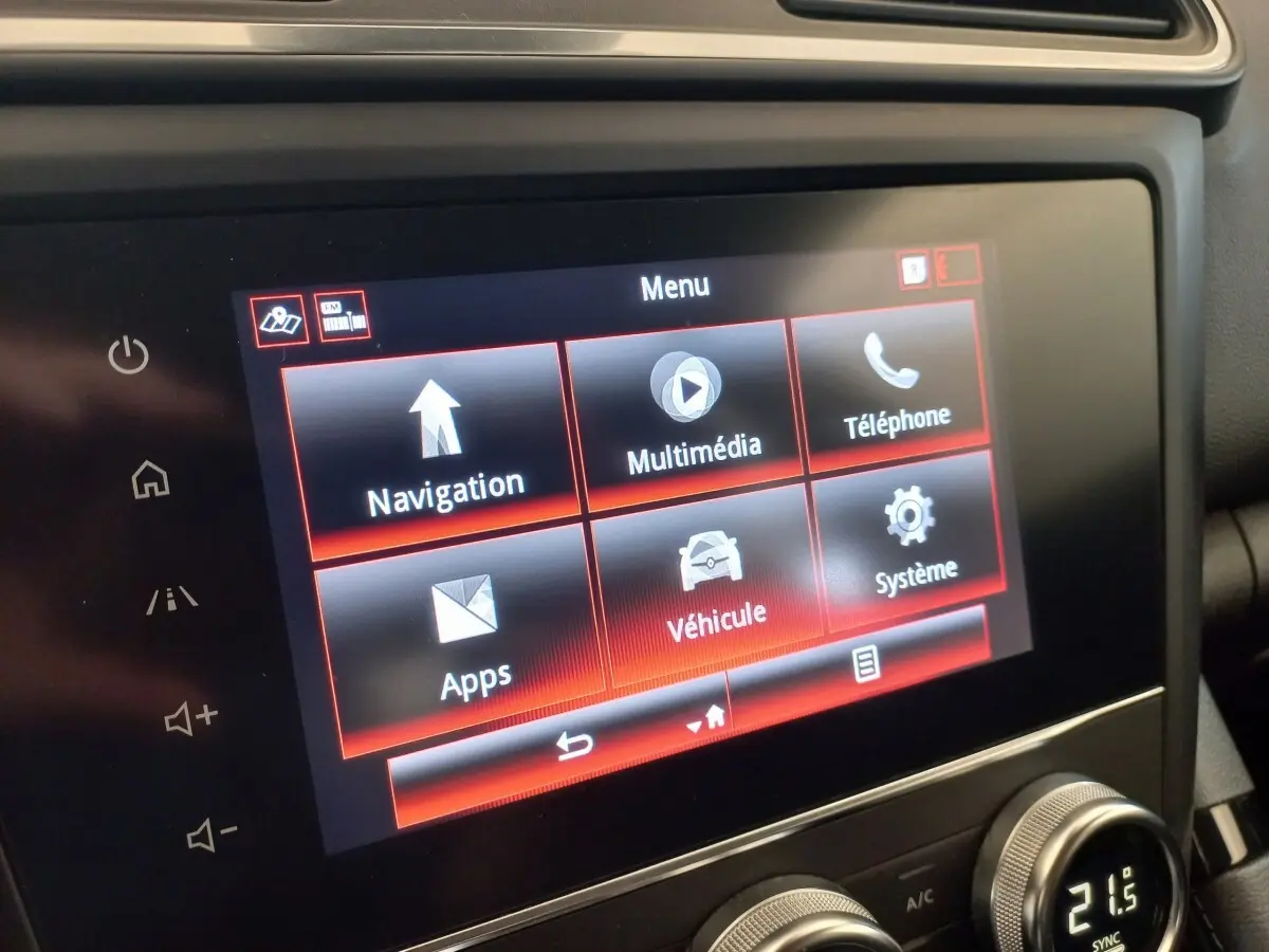 Écran tactile central du tableau de bord du Renault Kadjar Business gris foncé, affichant le menu principal.