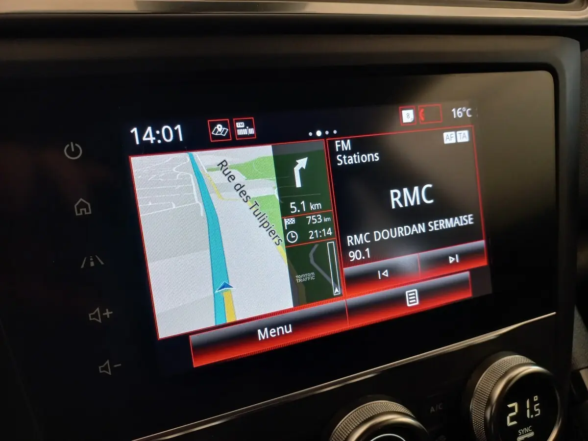 Écran tactile central du Renault Kadjar Business gris foncé, affichant navigation et radio FM à 14h01.