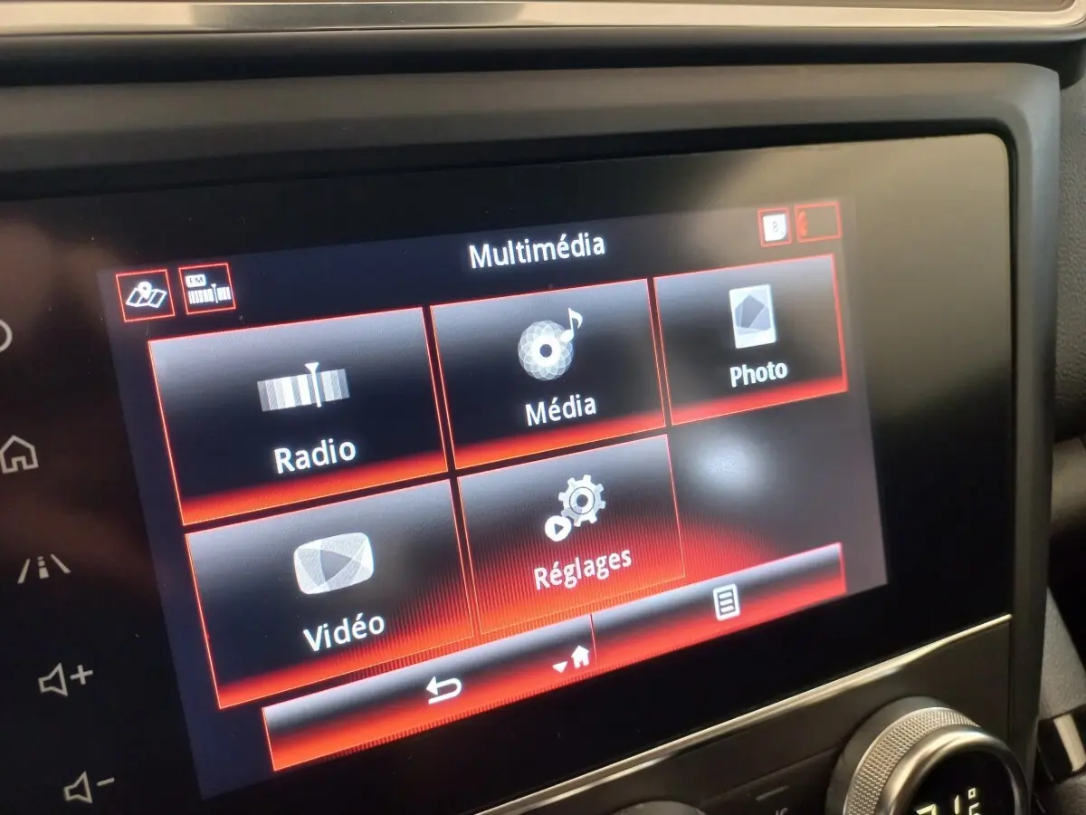 Écran tactile multimédia du tableau de bord du Renault Kadjar gris foncé, vue de face rapprochée.