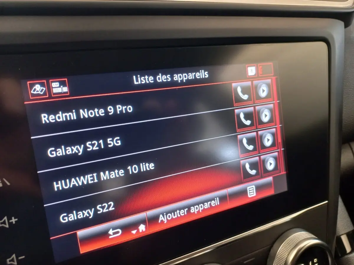 Écran tactile central du Renault Kadjar Business gris foncé, affichant la liste des appareils Bluetooth connectés.