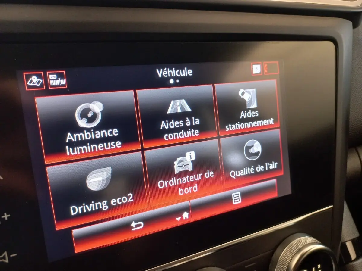 Écran tactile central affichant les options du véhicule Renault Kadjar Business gris foncé, vue intérieure rapprochée.