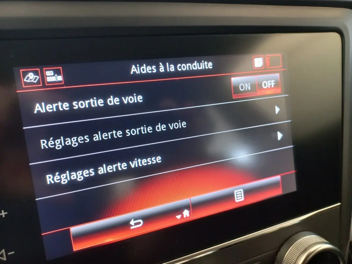 Écran tactile intérieur affichant les aides à la conduite du Renault Kadjar Business Blue dCi 115 EDC gris foncé.