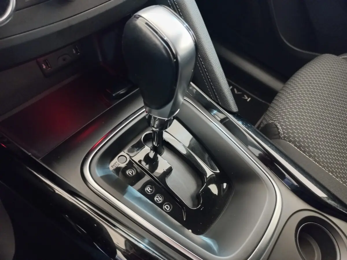 Le levier de vitesses automatique noir du Renault Kadjar Business Blue dCi 115 EDC 2022, vue rapprochée intérieure.