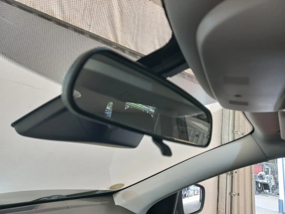 Vue intérieure centrée sur le rétroviseur intérieur du Renault Kadjar 2022, avec pare-soleil et partie du pare-brise visible.