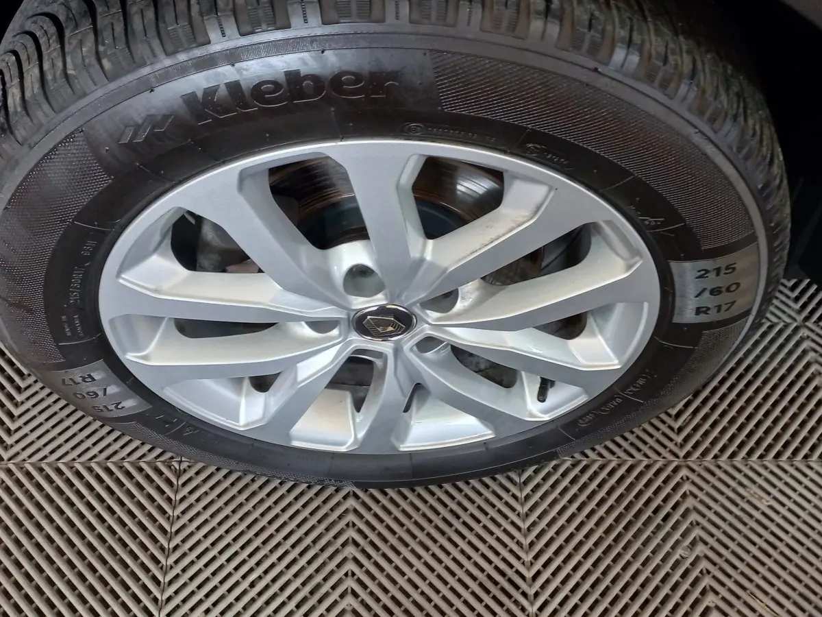 Gros plan sur la jante alliage argentée et pneu Kleber du Renault Kadjar gris foncé, vue côté roue.