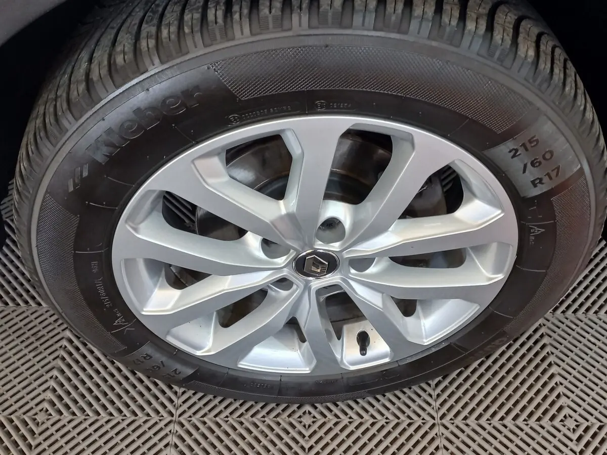 Gros plan sur la roue avant avec jante alliage argentée du Renault Kadjar gris foncé de 2022.