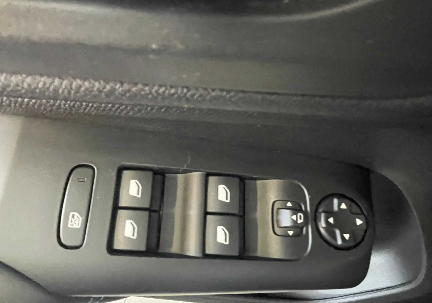 Commande des vitres électriques et réglage des rétroviseurs côté conducteur du Citroën C5 Aircross gris platinium 2025.