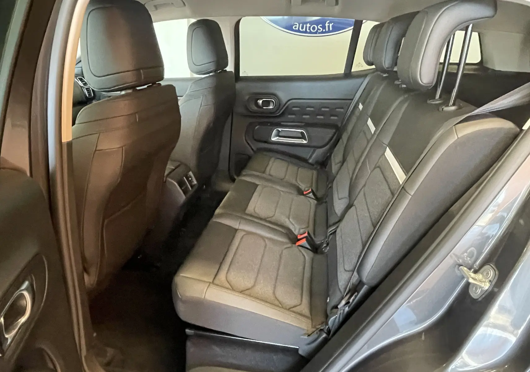 Vue intérieure côté droit des sièges arrière en tissu gris du Citroën C5 Aircross Hybride 2025 gris platinium.