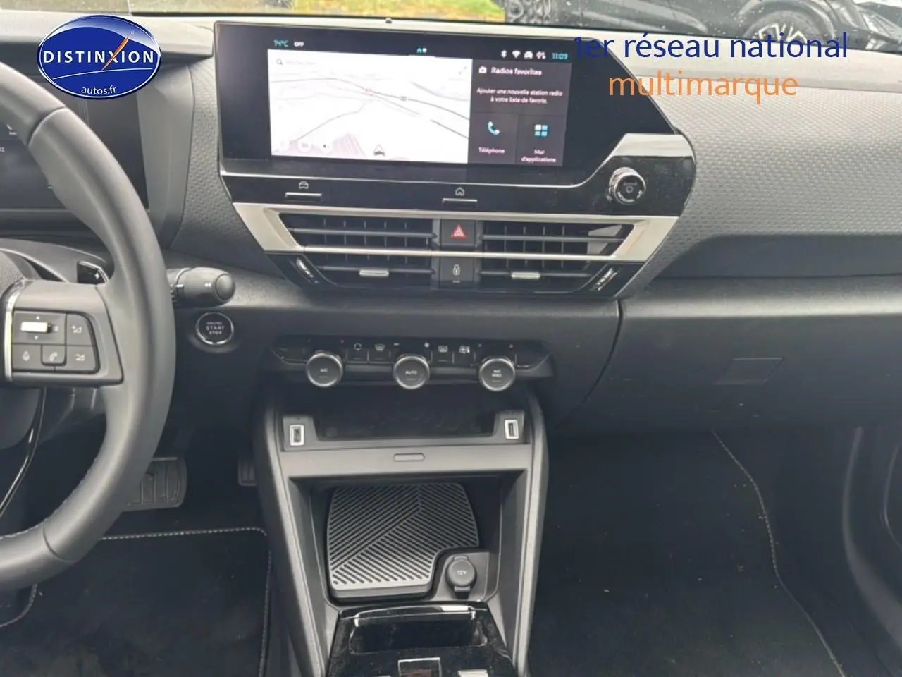 Vue intérieure de la planche de bord et console centrale d'une Citroën C4 noire avec écran tactile et volant cuir.