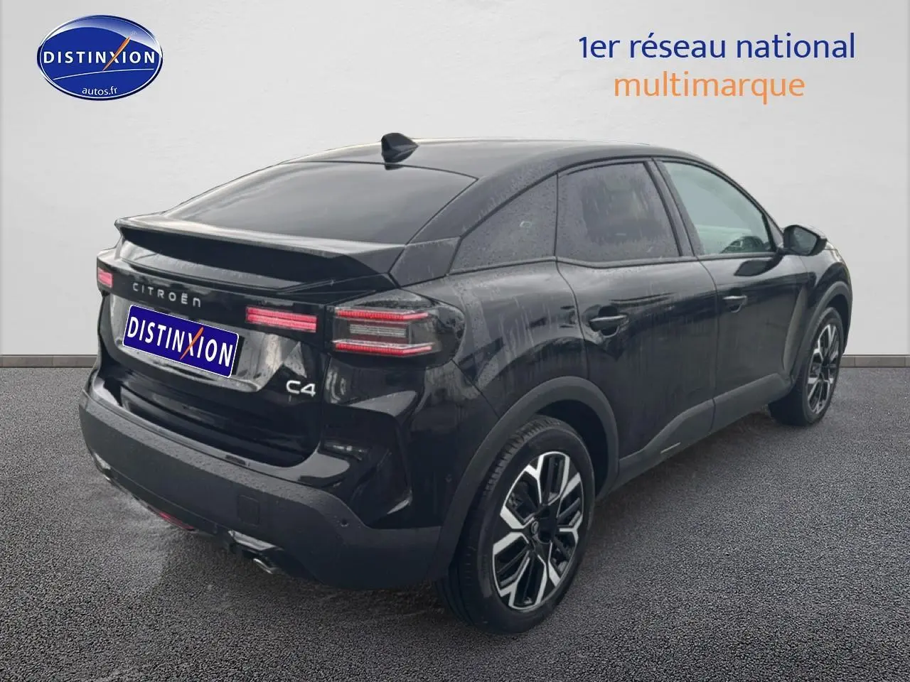 Vue 3/4 arrière droite d'une Citroën C4 noire 2025 avec feux LED et jantes alliage distinctives.