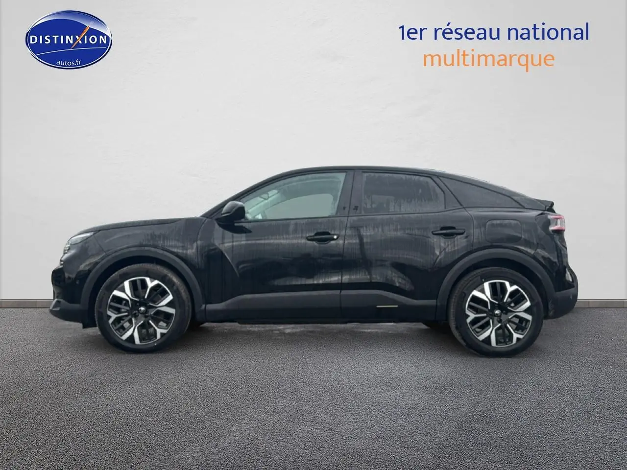 Profil côté gauche d'une Citroën C4 noire 2025 avec jantes alu et lignes fluides sur fond neutre.