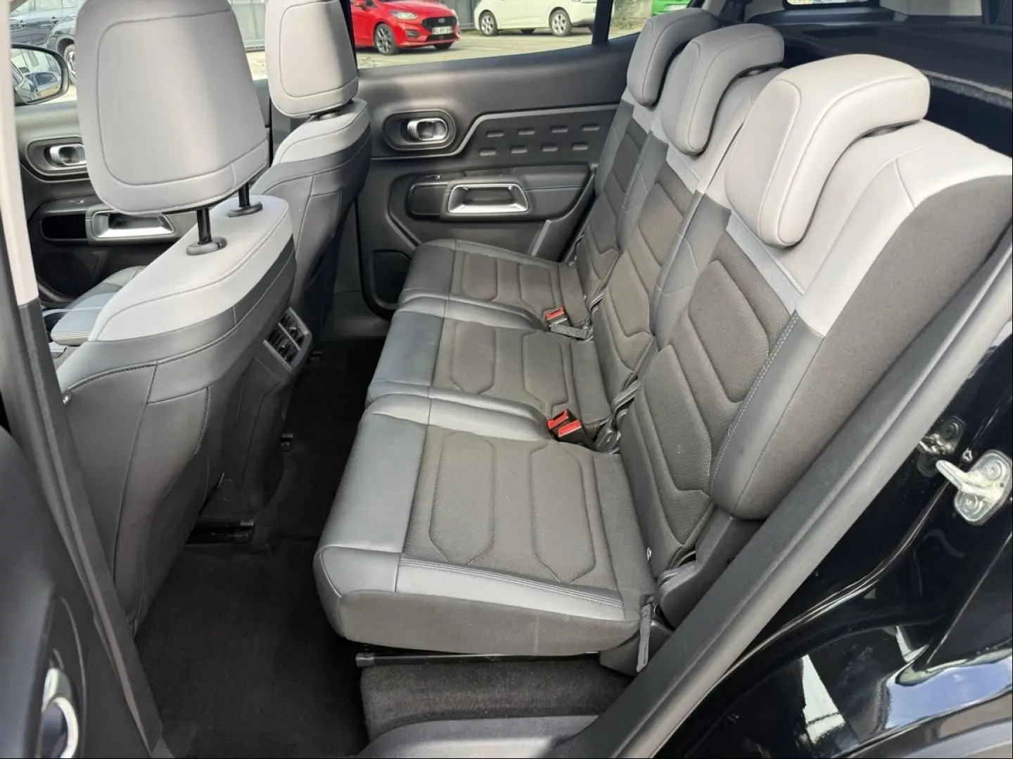Vue intérieure côté droit sur les sièges arrière gris et noirs du Citroën C5 Aircross 2024 noir métal.