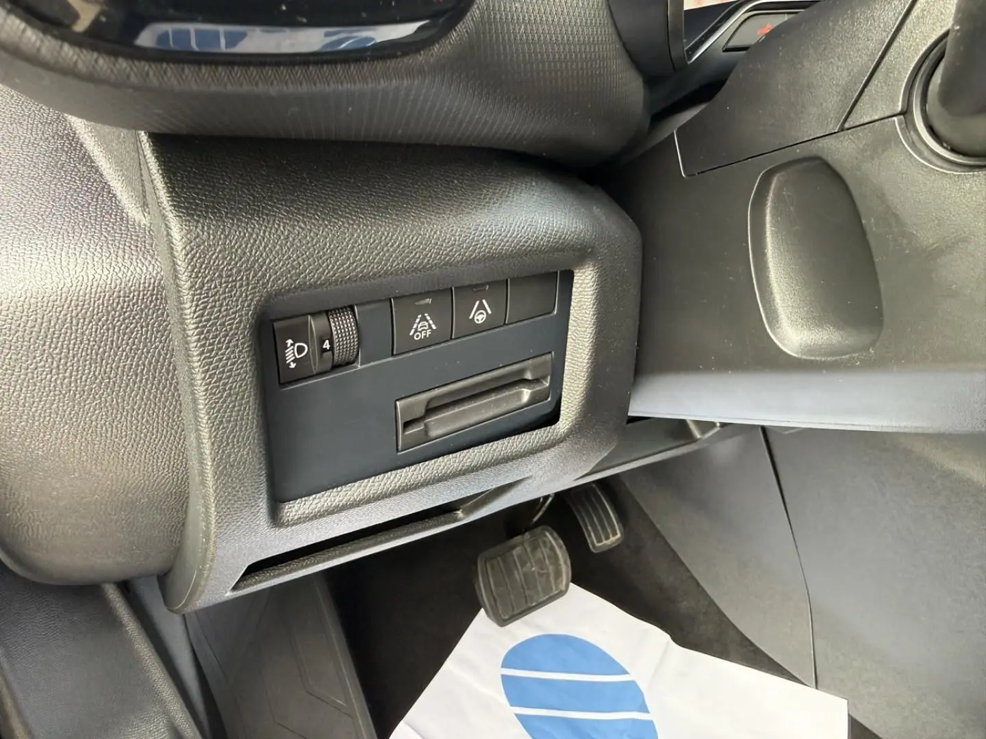 Vue intérieure côté conducteur du Citroën C5 Aircross noir métal 2024, montrant les commandes de réglage et pédales.