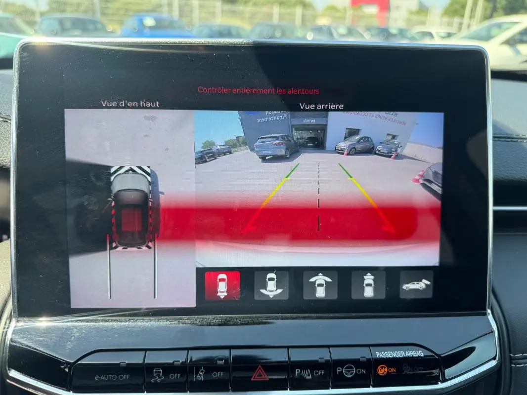 Écran tactile intérieur montrant la caméra de recul et la vue 360° du Jeep Compass blanc, version hybride 2025.