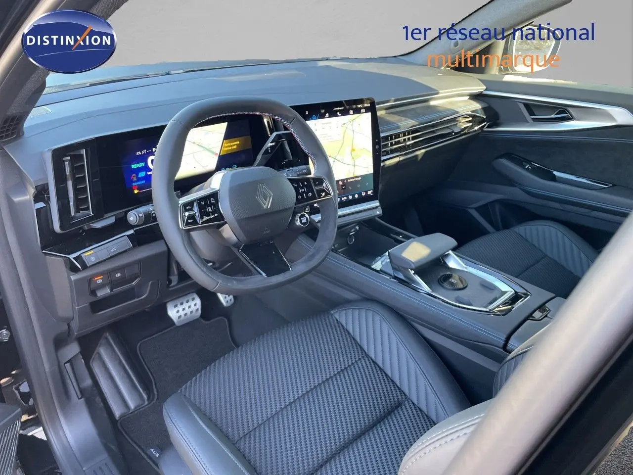 Vue intérieure côté conducteur du Renault Austral E-Tech noir étoile métal, avec tableau de bord numérique et écran tactile central.