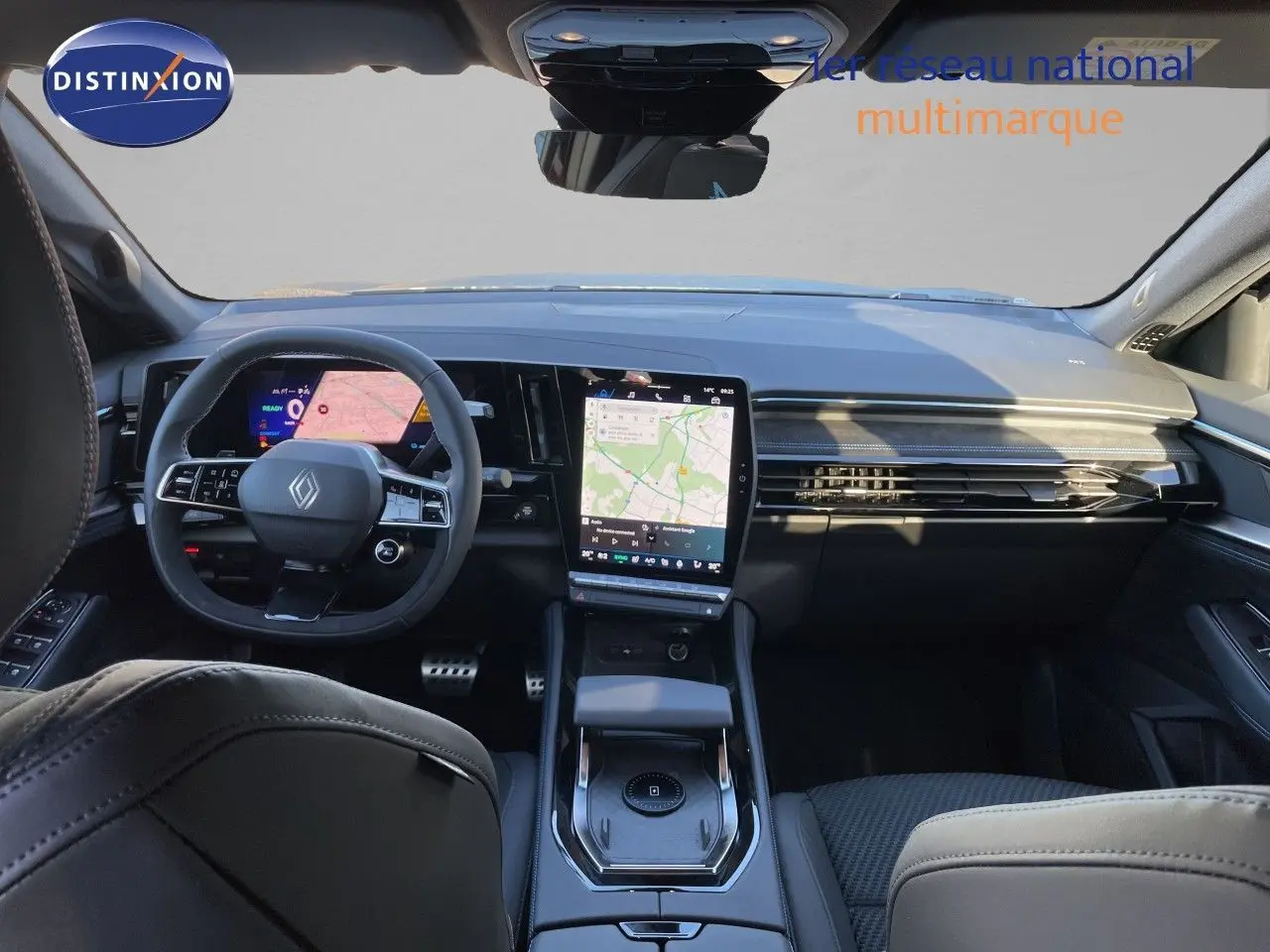 Vue intérieure avant du Renault Austral E-Tech Full Hybrid 2026, tableau de bord noir avec écran tactile central vertical.
