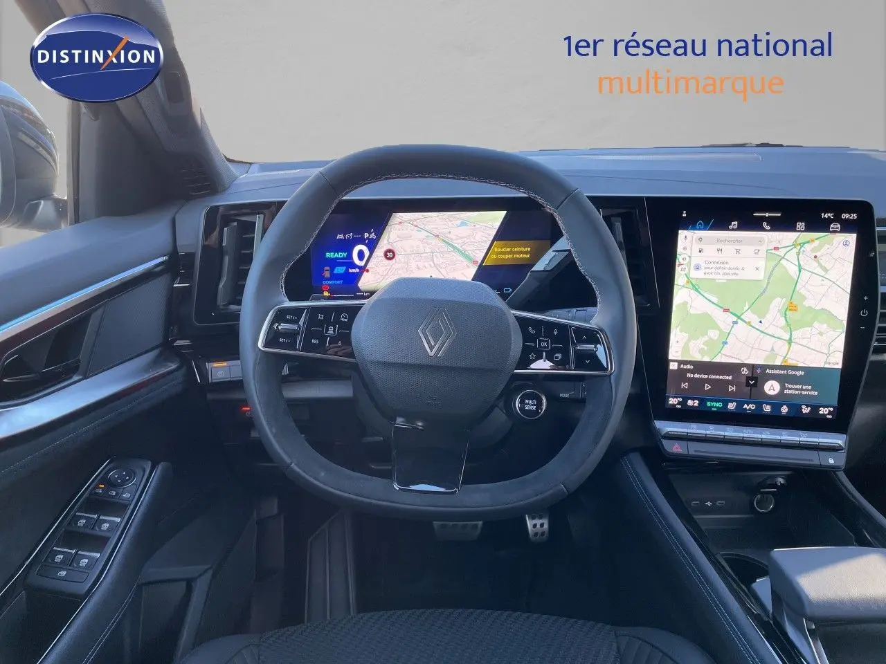 Vue intérieure centrée sur le volant et les écrans numériques du tableau de bord du Renault Austral noir étoile métal.