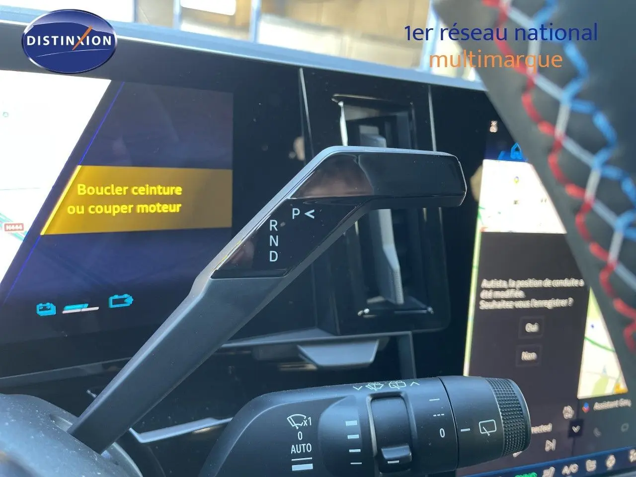 Gros plan sur le levier de vitesses noir et le tableau de bord numérique du Renault Austral E-Tech hybride 2026.