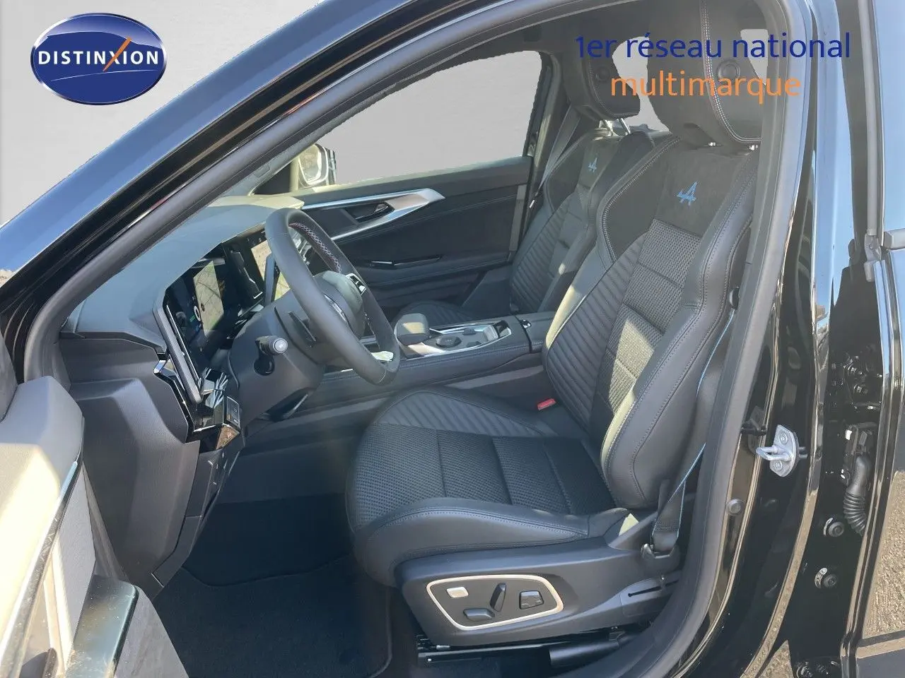 Intérieur côté conducteur du Renault Austral noir étoile métal 2026, sièges cuir Alpine avec surpiqûres bleues.