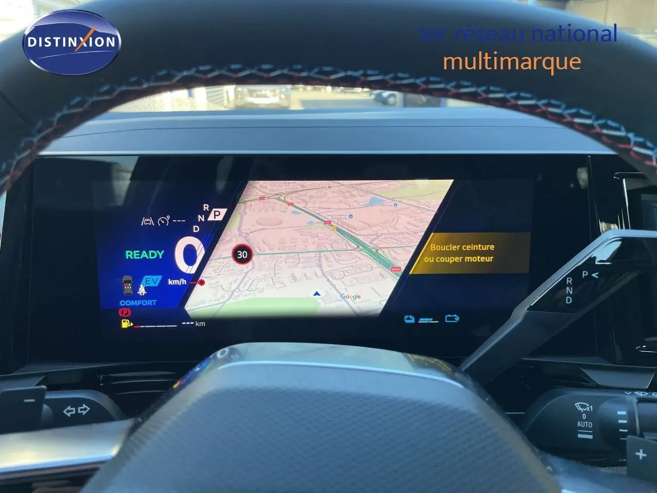 Vue rapprochée du tableau de bord numérique du Renault Austral noir étoile métal, affichant la navigation et la vitesse.
