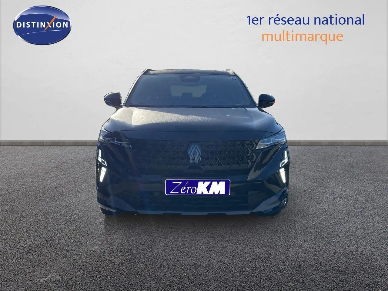 Vue frontale du Renault Austral noir étoile métal avec calandre au design hexagonal et feux LED distinctifs allumés.